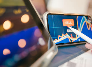 Trader, der Bitcoin-, Ethereum- und Forex-Optionen über mehrere Märkte hinweg auswertet